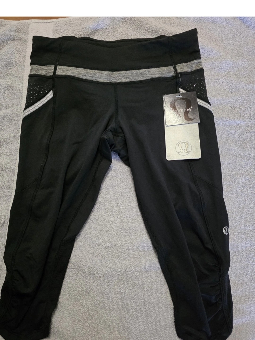 NWT Lululemon Luxtreme Size 6 Black Leggings with Gray Waistband Trim